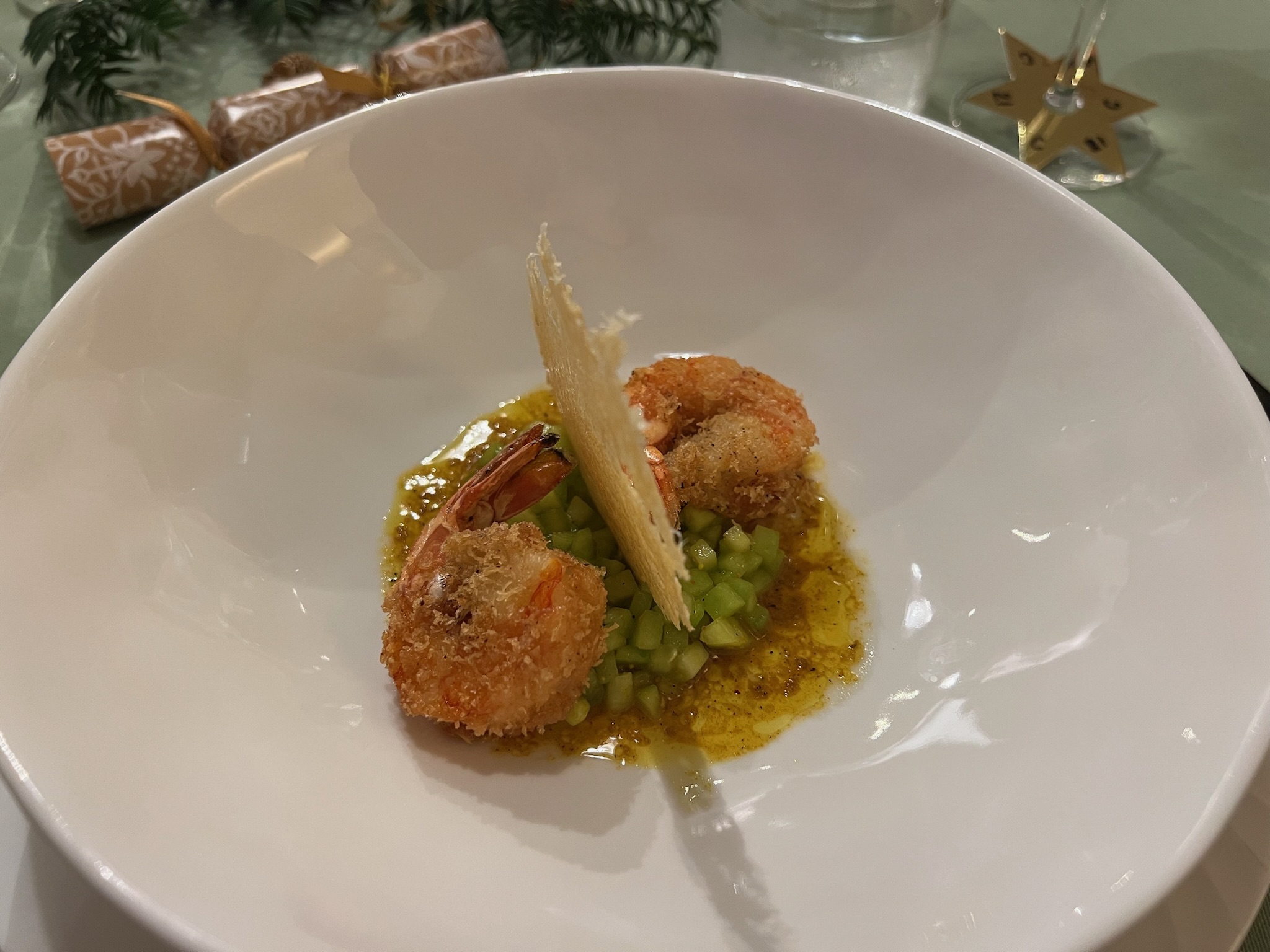 Krokante panko-gamba's met parmezaan-kletskop en komkommer-brunoise