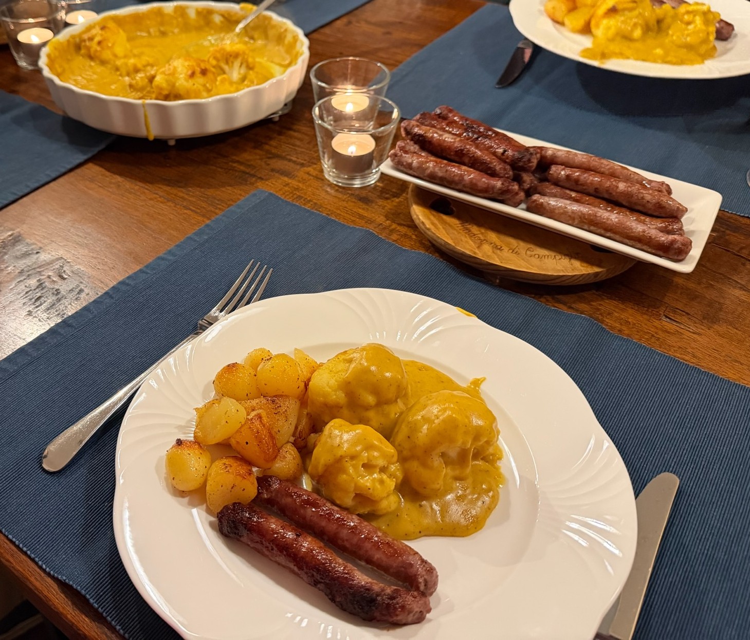 Runderworstjes met langzaam gebakken aardappeltjes en bloemkool met kerrie-kaassaus